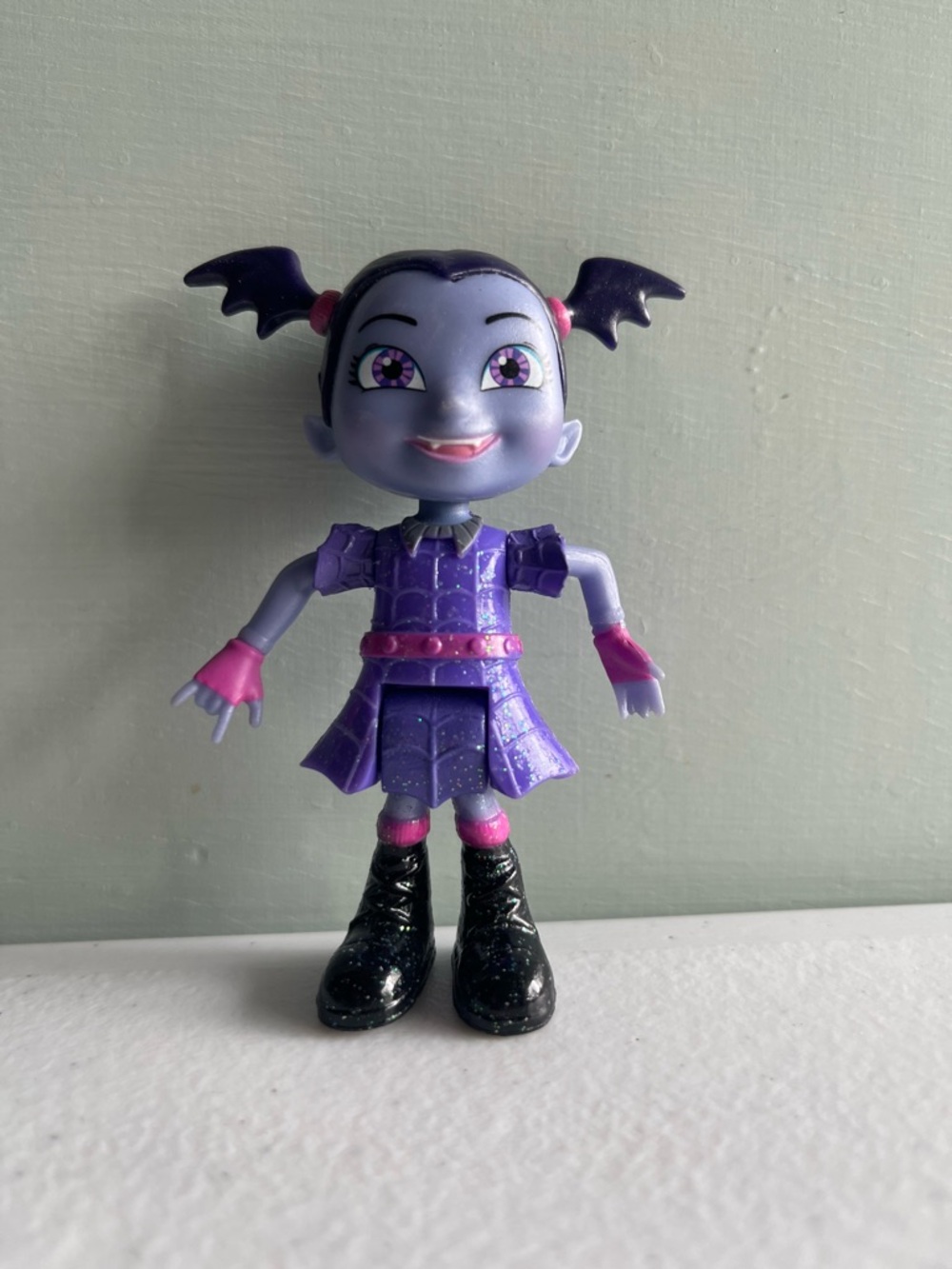 Disney Junior Vampirina Vee Hauntley 3.5" Action Figure love sign glitter dress - Picture 3 of 6